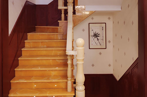 南口街道中式别墅室内汉白玉石楼梯的定制安装装饰效果